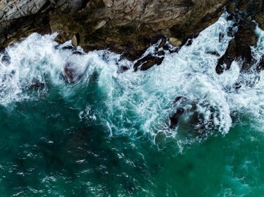 Kayalara çarpan güzel deniz dalgaları, İHA 'dan gökyüzü manzarası.