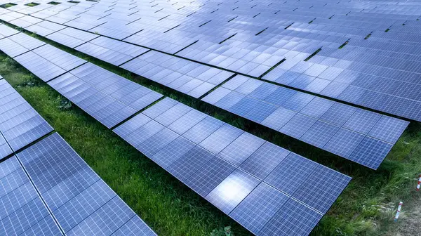 Güneş paneli çiftliğinin hava görüntüsü, temiz ve yeşil enerji kavramı.