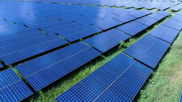 Güneş paneli çiftliğinin hava görüntüsü, temiz ve yeşil enerji kavramı.
