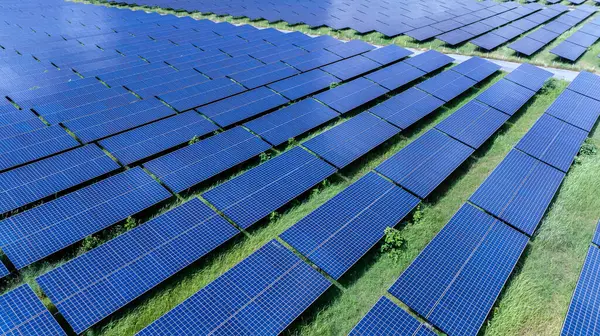 Güneş paneli çiftliğinin hava görüntüsü, temiz ve yeşil enerji kavramı.