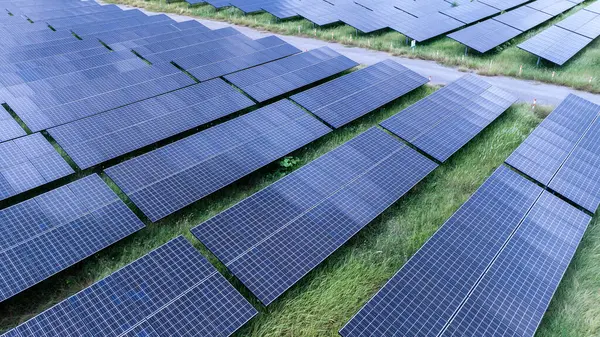 Güneş paneli çiftliğinin hava görüntüsü, temiz ve yeşil enerji kavramı.