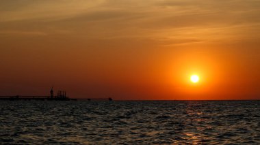 Deniz manzarası ve gün batımı, denizde yüzen ham petrol istasyonu, petrol gemisinden ham petrol boşaltımı, konteynır gemisiyle sanayi taşımacılığı, insansız hava aracı.