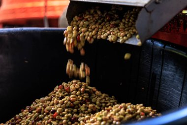 Kahveli vişne hamuru makinası. Yumuşak odaklanma ve hareket kavramı bulanıklaştı.