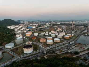 Fabrika Petrol ve Gaz Rafinerisi. Yakıt Enerji Santrali. Sanayi bölgesi. Enerji tüketimi ve hava görüntüsü ile ilgili endüstriler