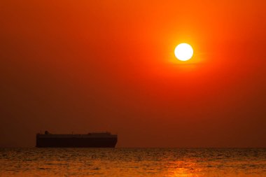 Kargo gemisi silueti gün batımında denizde, İHA 'dan fotoğraf..