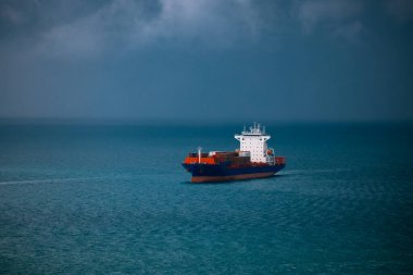 konteynır taşıyıcı konteynır deniz, küresel iş ve endüstri taşımacılığı kargo lojistik ihracat hizmetleri ithalat hizmetleri yağmur fırtınası ve hava manzarası ortasında