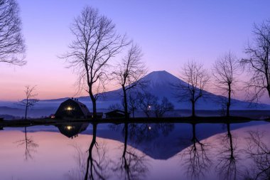 Fuji Dağı 'nın Japonya' daki Fujinomiya, Shizuoka 'daki Fumotoppara Kampı' nın gündoğumu manzarası, konumu ve dönüm noktası.