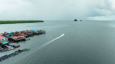 Yağmur mevsiminde eşsiz bir kireçtaşı adası ve yüzen köy olan Tayland 'daki Koh Panyee Adası' nın havadan görünüşü..