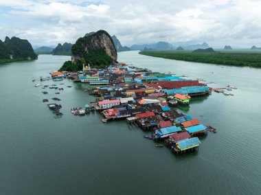 Yağmur mevsiminde eşsiz bir kireçtaşı adası ve yüzen köy olan Tayland 'daki Koh Panyee Adası' nın havadan görünüşü..