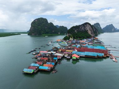 Yağmur mevsiminde eşsiz bir kireçtaşı adası ve yüzen köy olan Tayland 'daki Koh Panyee Adası' nın havadan görünüşü..