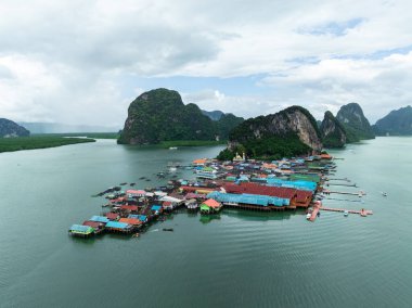 Yağmur mevsiminde eşsiz bir kireçtaşı adası ve yüzen köy olan Tayland 'daki Koh Panyee Adası' nın havadan görünüşü..