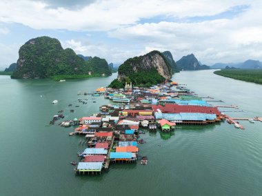 Yağmur mevsiminde eşsiz bir kireçtaşı adası ve yüzen köy olan Tayland 'daki Koh Panyee Adası' nın havadan görünüşü..