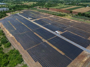 Enerji depolanmış güneş paneli ve enerji istasyonunun hava görüntüsü.