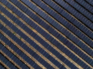 Enerji depolanmış güneş paneli ve enerji istasyonunun hava görüntüsü.