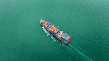 Uluslararası ithalat, iş ve endüstri için malzeme taşıyan lojistik, konteynır gemisi dünyanın dört bir yanındaki konteyner gemisiyle tüketicilere ve satıcılara kargo taşıma hizmetlerine ilişkin., 