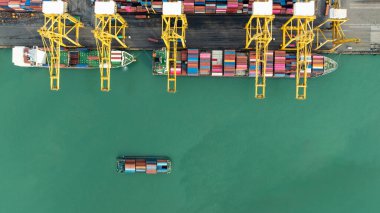 İHA 'dan aşağıya hava desteği, ticari limandaki nakliye gemisine vinç kaldırma konteynırı, kargo lojistik ithalat ve açık denizde konteynır gemisiyle uluslararası nakliye taşımacılığı şirketleri ve endüstri hizmeti, 