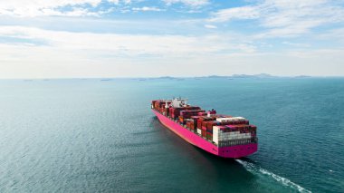 Küresel iş taşımacılığı, kargo lojistik konteynır gemisi deniz ithalat malları yelken ve ürünleri dağıtım ve dağıtım dünya çapında dağıtım ve tüketiciler için İHA 'dan geriye bakış,