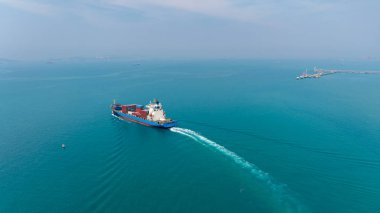 nakliye lojistik kargo konteynır gemisi ihracat malları ithal ediyor ve konteynır şirketi ve sanayi taşımacılığı yoluyla dünya çapında dağıtım yapan satıcılara ve tüketicilere Pasifik Okyanusu hava manzaralı