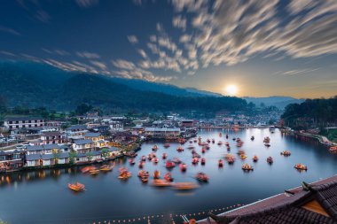 Geleneksel Çin tarzı tekneler barajda ya da şafakta göl kenarında, gün doğumunda Baan Rak Thai, Mae Hong Son, Tayland 'ın dağlık tepelerine karşı, hava manzaralı