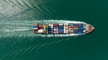 Hava manzaralı konteynır kargo gemisi, ihracat ticareti ve sanayi hizmetleri lojistik taşımacılığı uluslararası konteyner kargo gemisiyle açık denizde, nakliye lojistik ulaşım küresel denizcilik kavramı,