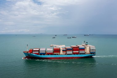 Lojistik konsept, deniz ithalat mallarıyla yelken açan kargo konteynır gemisi ve dünya çapında konteynır taşımacılığı, sanayi taşımacılığı hizmetleri ile satıcılara ve tüketicilere ürün dağıtımı. hava görünümü.