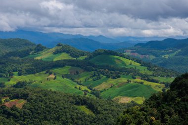 Vadi, dağlar ve gökyüzü arkaplan manzaralı panorama manzarası