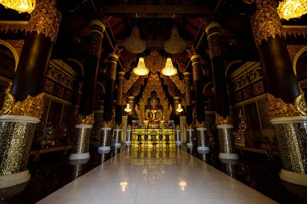 Tapınaktaki Buda heykeli ve Wat Phra 'daki heykel desenleri Doi Phra Chan Mae Tha, Lampang eyaleti Tayland, Landmark ve dini mekanlar .