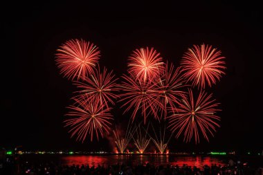 PATTAYA, THAILAND, Pattaya Körfezi 'nde Gerçek Havai fişekler, Pattaya Ulusal Havai fişek Festivali yarışması, her yıl Kasım ayında, posta kartı, duvar kağıdı, arka plan, fotoğraf, web, sayfa, dergi, sosyal medya için parlak ışık gösterisi.