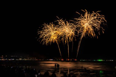 PATTAYA, THAILAND, Pattaya Körfezi 'nde Gerçek Havai fişekler, Pattaya Ulusal Havai fişek Festivali yarışması, her yıl Kasım ayında, posta kartı, duvar kağıdı, arka plan, fotoğraf, web, sayfa, dergi, sosyal medya için parlak ışık gösterisi.