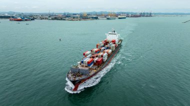 Uluslararası ithalat, iş ve endüstri için malzeme taşıyan lojistik, konteynır gemisi dünyanın dört bir yanındaki konteyner gemisiyle tüketicilere ve satıcılara kargo taşıma hizmetlerine ilişkin., 