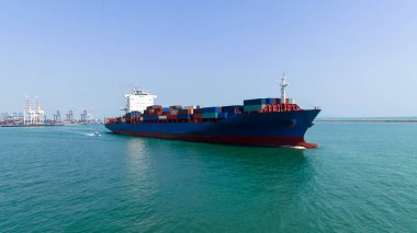 Konteyner kargo gemisi ithalat küresel ticaret ve sanayi ticari lojistik ihracat ve uluslararası taşımacılık konteyner kargo gemisi açık deniz, konteyner kargo nakliyesi, ön görüş drone çekimi,