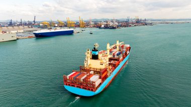 Lojistik kargo konteynır gemisi ihracat malları ithal etmek ve satıcı ve tüketicilere dağıtım yapmak için liman arkaplanı, hava görüntüsü