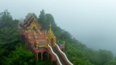 Wat Phra Doi Phra Chan Mae Tha, Lampang Bölgesi Tayland, Landmark ve dinsel aktiviteler riany ve sis sezonu, hava manzarası