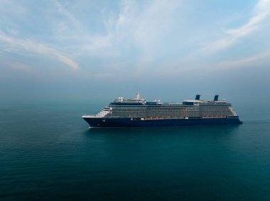 Birinci sınıf yolcuların lüks yolcu gemisi yeşil denizde, hava manzaralı.