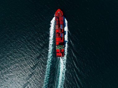 Havadan görünüşlü konteynır gemisi, çok güzel dalga desenli yelken açıyor. Kargo lojistik ve uluslararası ithalat ithalatı., 