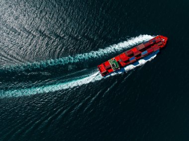 Havadan görünüşlü konteynır gemisi, çok güzel dalga desenli yelken açıyor. Kargo lojistik ve uluslararası ithalat ithalatı., 