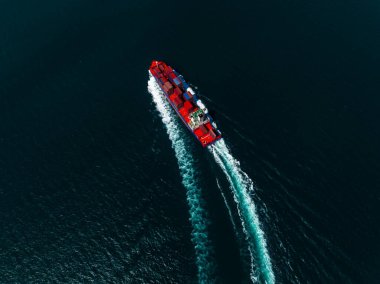 Havadan görünüşlü konteynır gemisi, çok güzel dalga desenli yelken açıyor. Kargo lojistik ve uluslararası ithalat ithalatı., 