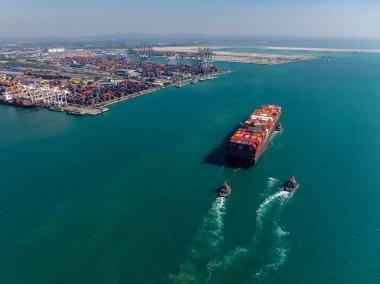 Nakliye konteynırı konteynırı ticari liman, küresel iş ve sanayi taşımacılığı kargo lojistiği teslimat hizmetine gemi nakliyesi ile ihracat ve ithalat için girdi..