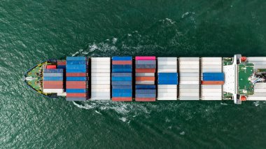 Hava manzaralı konteynırlar kargo işi ticari lojistik ve ulaşım uluslararası ithalat konteynır kargo gemisiyle açık liman, iş ve sanayi taşımacılığı kavramında.