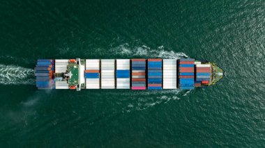 Uluslararası kargo taşımacılığı ihracatını dünya çapında gemiyle ithal etmek için yeşil deniz, küresel iş ve sanayi taşımacılık hizmetleri taşıyan konteynır konteynırı..