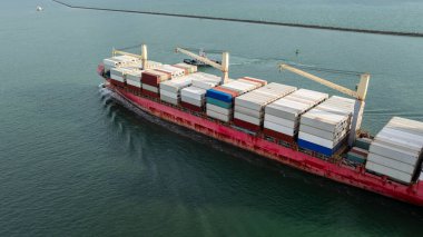Okyanusta yelken açan konteynır taşıyıcı konteynır, küresel iş ve endüstri kargo lojistik ihracat hizmetleri dünya çapında gemi nakliyesi ile uluslararası ithalat.