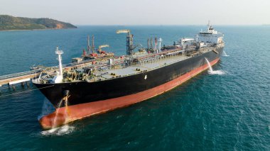 Tanker gemisi rafineri köprüsünden petrol boşaltıyor. Denizdeki petrol terminali rafinerisi, küresel iş ithalatı ve ihracat lojistik taşımacılık okyanus taşımacılığı, uluslararası konseptin kargo tankeri taşımacılığı, fotoğraf hava manzarası