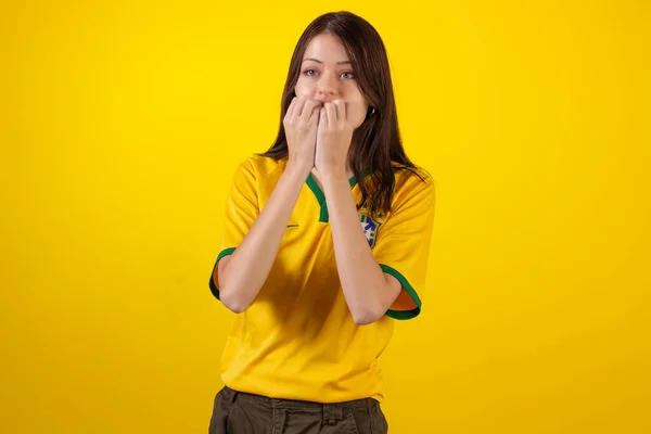 Ung Žena Oficiální Uniformě Košile Brazilského Fotbalového Týmu Katar Cupu — Stock fotografie