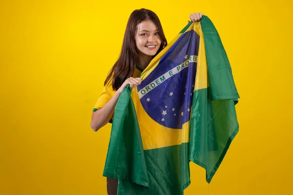 2022 카타르 컵에서 브라질 축구팀의 유니폼을 스튜디오 사진에 브라질 국기를 — 스톡 사진