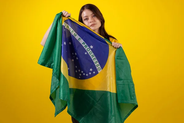2022年卡塔尔杯 昂格族女子身穿巴西足球队的正式制服衬衫 摄影棚中还挂着巴西国旗 巴西粉丝 — 图库照片