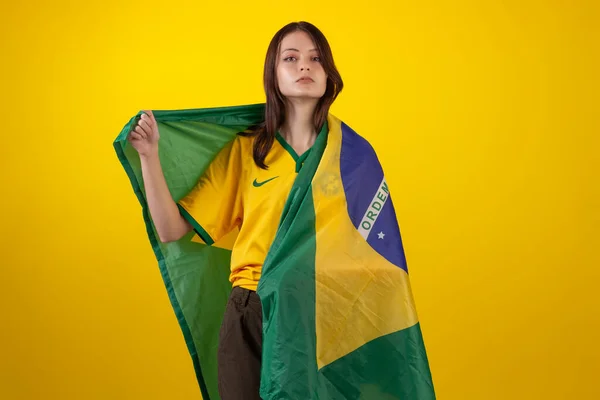 Mulher Salto Usando Camisa Oficial Time Futebol Brasileiro Copa Qatar — Fotografia de Stock