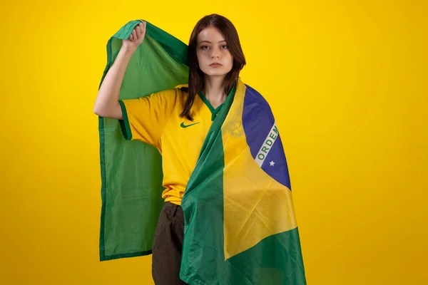 Oung Kvinna Bär Den Officiella Uniform Skjorta Det Brasilianska Fotbollslaget — Stockfoto