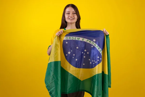 Oung Vrouw Dragen Van Officiële Uniform Shirt Van Braziliaanse Voetbalteam — Stockfoto