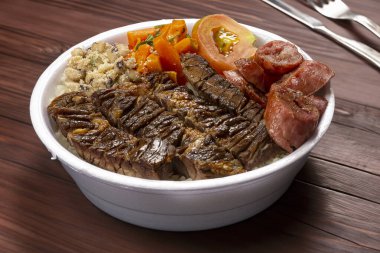 Brezilya 'nın otantik beslenme çantası, daha çok marmitex olarak bilinir, Brezilya' dan geleneksel yemeklerle yapılır.