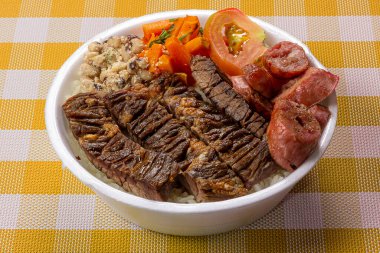 Brezilya 'nın otantik beslenme çantası, daha çok marmitex olarak bilinir, Brezilya' dan geleneksel yemeklerle yapılır.